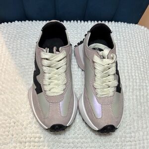 Stylish girls in Pink and Black STEVE MADDEN NEW